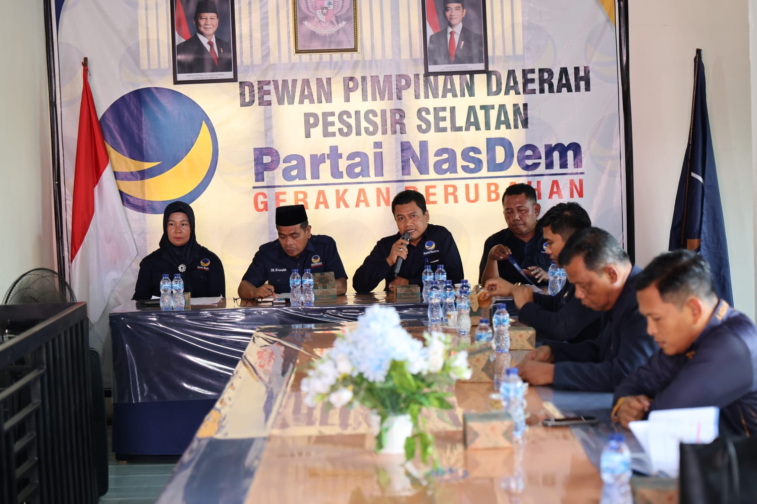 Sekretaris DPD Partai NasDem Pesisir Selatan Dani Sopian menyampaikan paparan dalam rapat persiapan HUT ke-15 Partai NasDem di Sekretariat DPD NasDem Pessel, Painan, Rabu (28/10/2026).