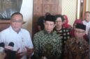 Menteri LH/Kepala BPLH, Moh Jumhur Hidayat (kiri) Menteri Agama, Nasaruddin Umar (tengah) dan Wakil Menteri Pendidikan Dasar dan Menengah, Atip Latipulhayat saat memberi keterangan pers.