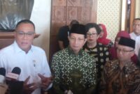 Menteri LH/Kepala BPLH, Moh Jumhur Hidayat (kiri) Menteri Agama, Nasaruddin Umar (tengah) dan Wakil Menteri Pendidikan Dasar dan Menengah, Atip Latipulhayat saat memberi keterangan pers.