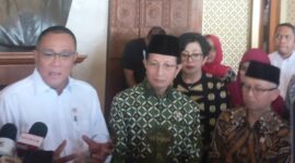 Menteri LH/Kepala BPLH, Moh Jumhur Hidayat (kiri) Menteri Agama, Nasaruddin Umar (tengah) dan Wakil Menteri Pendidikan Dasar dan Menengah, Atip Latipulhayat saat memberi keterangan pers.