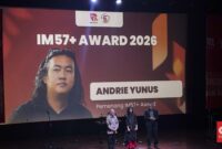 Wakil Koordinator Eksternal Komisi untuk Orang Hilang dan Korban Tindak Kekerasan (KontraS), Andrie Yunus diganjar penghargaan atas dedikasi dan kontribusinya terhadap gerakan antikorupsi, demokrasi, dan nilai-nilai Hak Asasi Manusia (HAM). (CNN Indonesia/ Ryan Hadi Suhendra) 