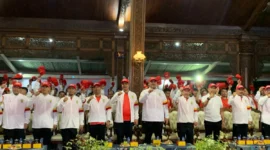 BERI SEMANGAT: Bupati Jepara dan Wabup Jepara bersama Forkopimda saat melepas ratusan atlet Jepara yang akan berlaga di Kejurprov Jawa Tengah, di Pendopo R.A. Kartini Jepara, Sabtu (10/9/2026). (LIA BAROKATUS SOLIKAH/JOGLO JATENG)