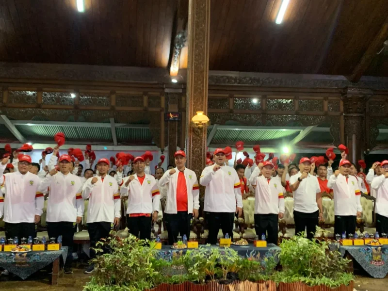 BERI SEMANGAT: Bupati Jepara dan Wabup Jepara bersama Forkopimda saat melepas ratusan atlet Jepara yang akan berlaga di Kejurprov Jawa Tengah, di Pendopo R.A. Kartini Jepara, Sabtu (10/9/2026). (LIA BAROKATUS SOLIKAH/JOGLO JATENG)