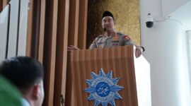 Kapolri Jenderal Suyudi Ario Seto menyampaikan khutbah di Masjid At-Tanwir saat berkunjung ke Kantor PP Muhammadiyah di Jakarta. Sumber: Muhammadiyah 