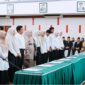 Rektor Universitas Andalas Dr. Efa Yonnedi bersama pejabat struktural dan anggota Satgas PPK periode 2026–2028 dalam kegiatan pelantikan di UNAND, Jumat (30/10/2026).