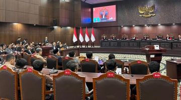 Mahkamah Konstitusi (MK) menggelar sidang pembacaan putusan atas perkara terkait ijazah Wapres Gibran saat pencalonan di Pilpres 2024, Selasa (6/10/2026) malam. (foto:ist/CNN Indonesia)