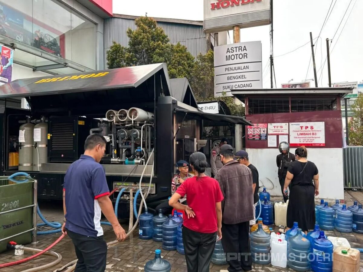 Personel Satbrimob Polda Kalimantan Barat mendistribusikan air bersih kepada warga Desa Tengah, Kecamatan Delta Pawan, Kabupaten Ketapang, menggunakan Mobil Pengolahan Air, Minggu (25/10/2026). (Sumber: Polri)