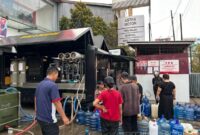 Personel Satbrimob Polda Kalimantan Barat mendistribusikan air bersih kepada warga Desa Tengah, Kecamatan Delta Pawan, Kabupaten Ketapang, menggunakan Mobil Pengolahan Air, Minggu (25/10/2026). (Sumber: Polri)