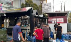 Bantu Warga Hadapi Kemarau, Brimob Polda Kalbar Distribusikan Air Bersih