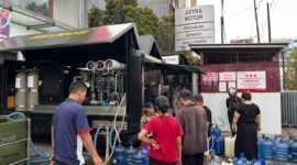 Personel Satbrimob Polda Kalimantan Barat mendistribusikan air bersih kepada warga Desa Tengah, Kecamatan Delta Pawan, Kabupaten Ketapang, menggunakan Mobil Pengolahan Air, Minggu (25/10/2026). (Sumber: Polri)