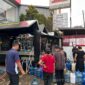 Personel Satbrimob Polda Kalimantan Barat mendistribusikan air bersih kepada warga Desa Tengah, Kecamatan Delta Pawan, Kabupaten Ketapang, menggunakan Mobil Pengolahan Air, Minggu (25/10/2026). (Sumber: Polri)