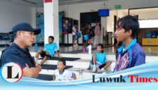 Sekretaris KONI Kabupaten Banggai Sugiarto Djanun memantau langsung proses pemusatan latihan TC mandiri para atlet yang sedang mempersiapkan diri menghadapi Porprov. Pada momentum itu Sugiarto juga menyerahkan bingkisan kepada para atlet Banggai. (FOTO: KONI Banggai Untuk Luwuk Times)  