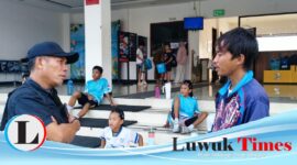 Sekretaris KONI Kabupaten Banggai Sugiarto Djanun memantau langsung proses pemusatan latihan TC mandiri para atlet yang sedang mempersiapkan diri menghadapi Porprov. Pada momentum itu Sugiarto juga menyerahkan bingkisan kepada para atlet Banggai. (FOTO: KONI Banggai Untuk Luwuk Times)  