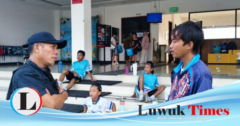 Sekretaris KONI Kabupaten Banggai Sugiarto Djanun memantau langsung proses pemusatan latihan TC mandiri para atlet yang sedang mempersiapkan diri menghadapi Porprov. Pada momentum itu Sugiarto juga menyerahkan bingkisan kepada para atlet Banggai. (FOTO: KONI Banggai Untuk Luwuk Times)  