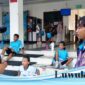 Sekretaris KONI Kabupaten Banggai Sugiarto Djanun memantau langsung proses pemusatan latihan TC mandiri para atlet yang sedang mempersiapkan diri menghadapi Porprov. Pada momentum itu Sugiarto juga menyerahkan bingkisan kepada para atlet Banggai. (FOTO: KONI Banggai Untuk Luwuk Times)  