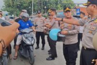 Peduli Keselamatan Lalu Lintas, Polres Serang Bagikan 50 Helm Gratis kepada Pengguna Jalan