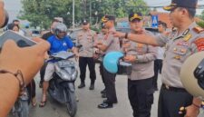 Peduli Keselamatan Lalu Lintas, Polres Serang Bagikan 50 Helm Gratis kepada Pengguna Jalan

