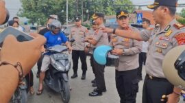 Peduli Keselamatan Lalu Lintas, Polres Serang Bagikan 50 Helm Gratis kepada Pengguna Jalan

