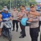 Peduli Keselamatan Lalu Lintas, Polres Serang Bagikan 50 Helm Gratis kepada Pengguna Jalan

