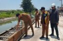 Bupati Sidoarjo H. Subandi meninjau langsung kualitas pembesian proyek betonisasi Jalan Kebonagung–Kemasan, Kecamatan Krian, Selasa (6/10/2026).