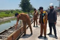 Bupati Sidoarjo H. Subandi meninjau langsung kualitas pembesian proyek betonisasi Jalan Kebonagung–Kemasan, Kecamatan Krian, Selasa (6/10/2026).
