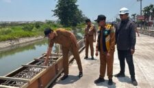 Bupati Sidoarjo H. Subandi meninjau langsung kualitas pembesian proyek betonisasi Jalan Kebonagung–Kemasan, Kecamatan Krian, Selasa (6/10/2026).
