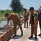 Bupati Sidoarjo H. Subandi meninjau langsung kualitas pembesian proyek betonisasi Jalan Kebonagung–Kemasan, Kecamatan Krian, Selasa (6/10/2026).