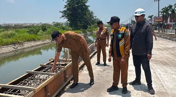 Bupati Sidoarjo H. Subandi meninjau langsung kualitas pembesian proyek betonisasi Jalan Kebonagung–Kemasan, Kecamatan Krian, Selasa (6/10/2026).