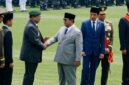 
            Momen Prabowo salami Susilo Bambang Yudhoyono (SBY) saat HUT TNI di Cilangkap, Jakarta Timur. Senin (5/101/2026).. Foto: Dok. TikTok.
        