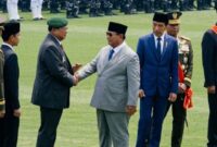 
            Momen Prabowo salami Susilo Bambang Yudhoyono (SBY) saat HUT TNI di Cilangkap, Jakarta Timur. Senin (5/101/2026).. Foto: Dok. TikTok.
        