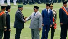 
            Momen Prabowo salami Susilo Bambang Yudhoyono (SBY) saat HUT TNI di Cilangkap, Jakarta Timur. Senin (5/101/2026).. Foto: Dok. TikTok.
        