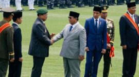 
            Momen Prabowo salami Susilo Bambang Yudhoyono (SBY) saat HUT TNI di Cilangkap, Jakarta Timur. Senin (5/101/2026).. Foto: Dok. TikTok.
        