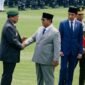 
            Momen Prabowo salami Susilo Bambang Yudhoyono (SBY) saat HUT TNI di Cilangkap, Jakarta Timur. Senin (5/101/2026).. Foto: Dok. TikTok.
        