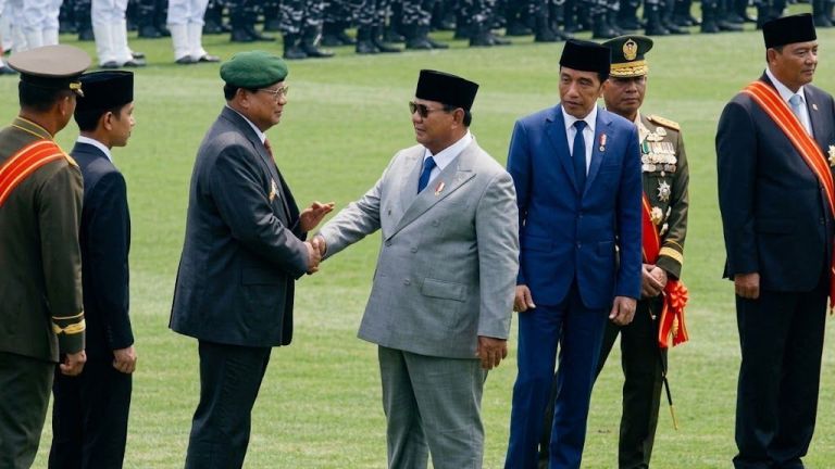 
            Momen Prabowo salami Susilo Bambang Yudhoyono (SBY) saat HUT TNI di Cilangkap, Jakarta Timur. Senin (5/101/2026).. Foto: Dok. TikTok.
        