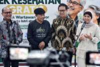 Menkomdigi Meutya Hafid menekankan pentingnya menjaga kesehatan mental jurnalis saat kegiatan Cek Kesehatan Gratis bagi anggota SWSI di Kantor Kementerian Kesehatan, Jakarta Selatan, Senin (26/10/2026).