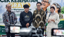 Menkomdigi Meutya Hafid menekankan pentingnya menjaga kesehatan mental jurnalis saat kegiatan Cek Kesehatan Gratis bagi anggota SWSI di Kantor Kementerian Kesehatan, Jakarta Selatan, Senin (26/10/2026).