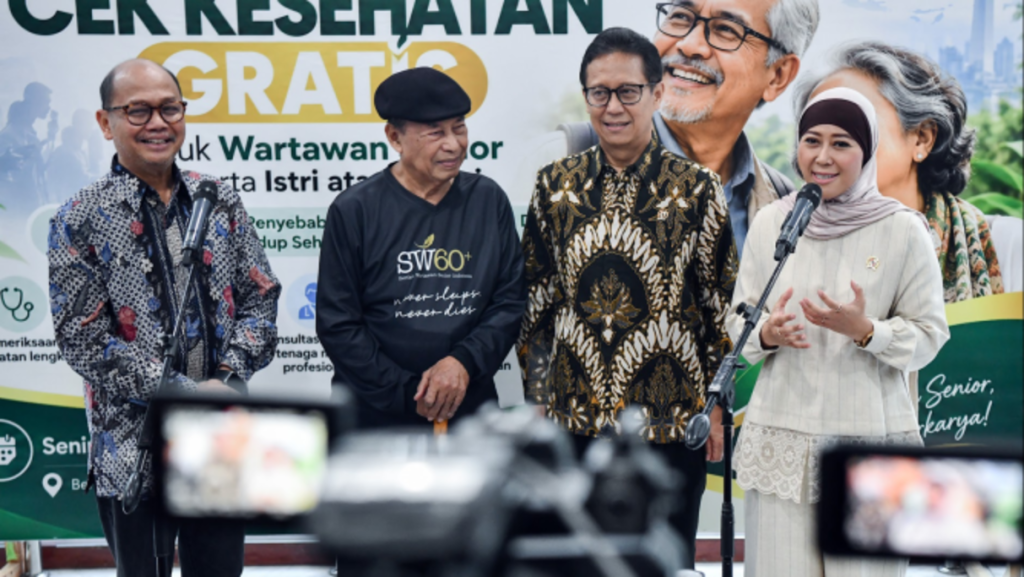 Menkomdigi Meutya Hafid menekankan pentingnya menjaga kesehatan mental jurnalis saat kegiatan Cek Kesehatan Gratis bagi anggota SWSI di Kantor Kementerian Kesehatan, Jakarta Selatan, Senin (26/10/2026).