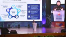 Menteri Komunikasi dan Digital Meutya Hafid menyampaikan pandangannya tentang risiko bias algoritma dan pentingnya menjaga keberagaman Indonesia dalam pengembangan AI pada Indonesia Youth Summit 2026 di Jakarta, Jumat (30/10/2026).