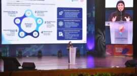 Menteri Komunikasi dan Digital Meutya Hafid menyampaikan pandangannya tentang risiko bias algoritma dan pentingnya menjaga keberagaman Indonesia dalam pengembangan AI pada Indonesia Youth Summit 2026 di Jakarta, Jumat (30/10/2026).