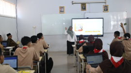 Siaran Pers: Papan Interaktif Digital Hadirkan Pembelajaran Menyenangkan bagi Siswa SMAN 2 Cibinong

