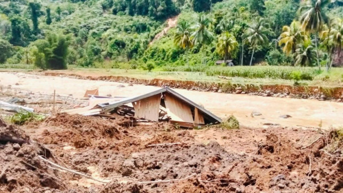 Sungai Meluap, Rumah Hanyut, Jalan Lumpuh: Pesisir Selatan Masuk Status Darurat

