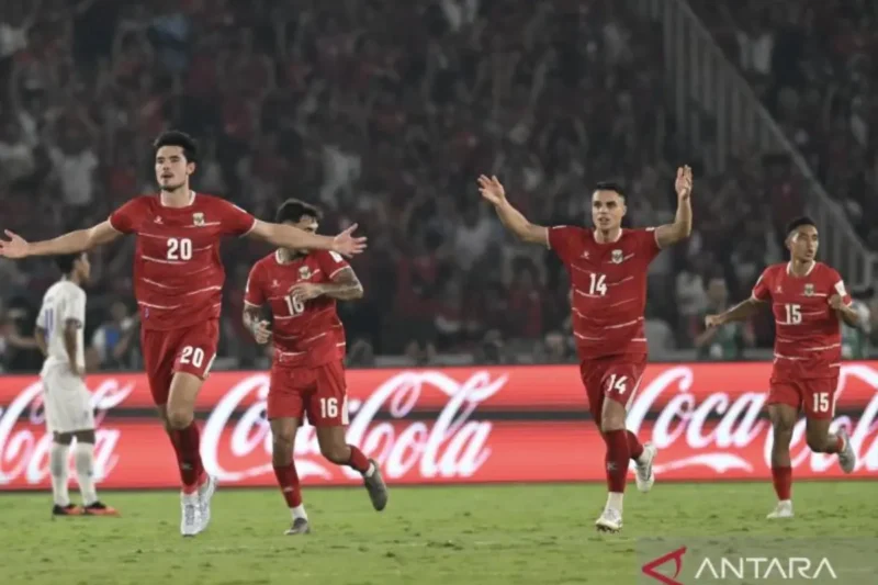 Elkan Baggot (kiri) bersama rekannya berselebrasi usai mencetak gol ke gawang Timnas Thailand dalam pertandingan final FIFA ASEAN Cup 2026 di Stadion Utama Gelora Bung Karno (SUGBK), Senayan, Jakarta, Senin (5/10/2026). (ANTARA FOTO/Rivan<!-- --> 