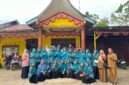Foto bersama usai penilaian lapangan Lomba Dasawisma Pasir Pantai 3 di Nagari Pasir Binjai, Kecamatan Silaut, Kabupaten Pesisir Selatan, Senin (26/10/2026).
