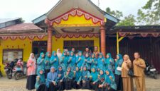 Foto bersama usai penilaian lapangan Lomba Dasawisma Pasir Pantai 3 di Nagari Pasir Binjai, Kecamatan Silaut, Kabupaten Pesisir Selatan, Senin (26/10/2026).